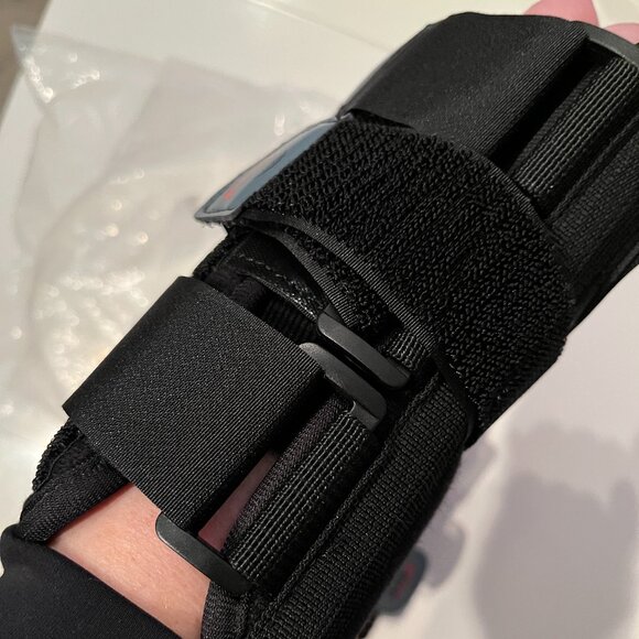 Wrist Brace / Wrist Braces  (Size Medium / Large)‎ - Picture 3 of 7